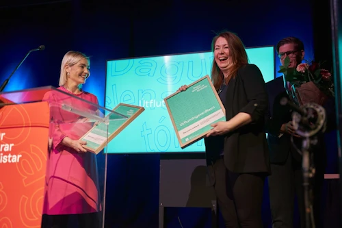 Lilja Alfreðsdóttir ferðamála-, viðskipta- og menningarmálaráðherra og Bryndís Jónatansdóttir frá ÚTÓN tóku á móti verðlaununum