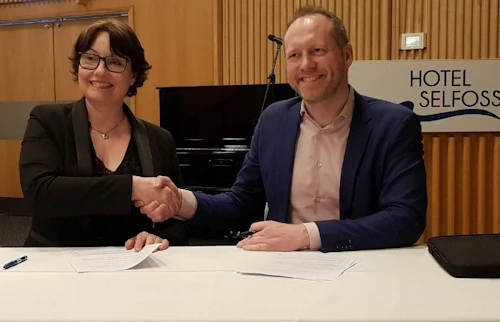 Eva Björk Harðardóttir, formaður Samtaka sunnlenskra sveitarfélaga og Guðmundur Ingi Guðbrandsson, umhverfis- og auðlindaráðherra skrifuðu undir samninginn í dag. 