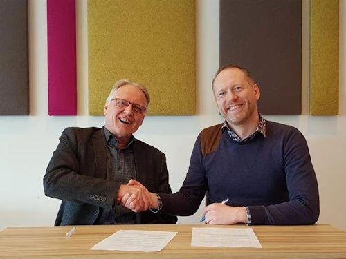 Guðmundur Ingi Guðbrandsson og Einar Már Sigurðarson skrifuðu undir samninginn. 