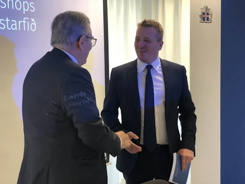 Björn Bjarnason, formaður starfshópsins afhendir Guðlaugi Þór Þórðarsyni skýrsluna