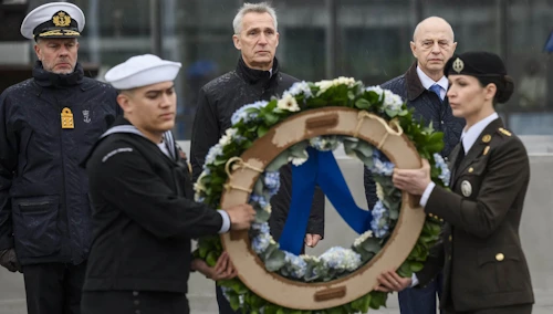 Rob Bauer aðmíráll, formaður hermálanefndar NATO, Jens Stoltenberg, framkvæmdastjóri NATO, og Mircea Geoană, varaframkvæmdastjóri NATO, við minninarathöfn við höfuðstöðvar Atlantshafsbandalagsins í morgun.