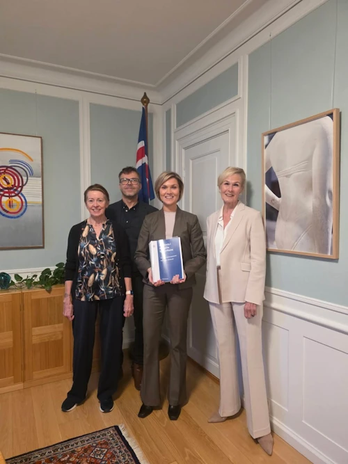 Starfshópurinn afhendir forsætisráðherra skýrsluna. Frá vinstri: Sigurbjörg Sigurgeirsdóttir, Páll Þórhallsson, Kristrún Frostadóttir forsætisráðherra og Ragnhildur Hjaltadóttir. Á myndina vantar Harald Steinþórsson sem einnig var í starfshópnum. 