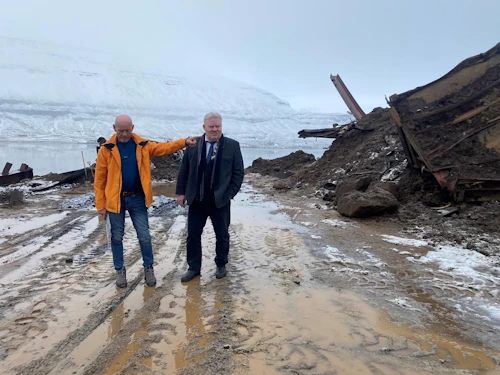 Skoðunarferð um skriðusvæðið á Seyðisfirði. Ólafur Sigurðsson, fyrrverandi bæjarstjóri á Seyðisfirði, sýnir Sigurði Inga Jóhannssyni, samgöngu- og sveitarstjórnarráðherra, aðstæður.