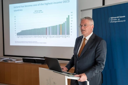 Mathias Cormann, framvkæmdastjóri OECF kynnir skýrslu stofnunarinnar.