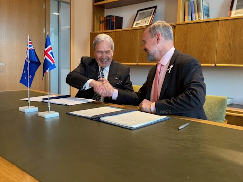 Daði Már Kristófersson fjármála- og efnahagsráðherra og Winston Peters, utanríkisráðherra Nýja-Sjálands, handsala samninginn að lokinni undirritun.