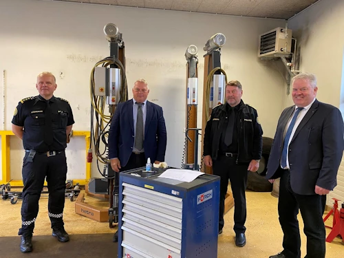 Oddur Árnason, yfirlögregluþjónn hjá Lögreglunni á Suðurlandi, Þorkell Ágústsson, forstöðumaður Rannsóknarmiðstöðvar samgönguslysa, Kjartan Þorkelsson, lögreglustjóri á Suðurlandi, og Sigurður Ingi Jóhannsson, samgöngu- og sveitarstjórnarráðherra, við undirritun samnings um endurnýjun búnaðar í Bíltæknimiðstöðinni á Selfossi.