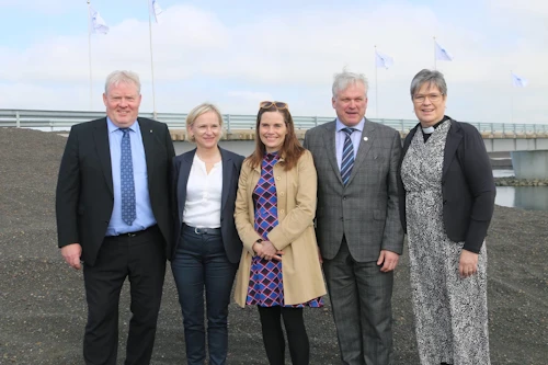 Við opnun Oddabrúar: Frá vinstri: Sigurður Ingi Jóhannsson, samgöngu- og sveitarstjórnarráðherra, Bergþóra Þorkelsdóttir, forstjóri Vegagerðarinnar, Katrín Jakobsdóttir, forsætisráðherra, Ágúst Sigurðsson, sveitarstjóri Rangárþings ytra, og sr. Elín Hrund Kristjánsdóttir, sóknarprestur í Odda.
