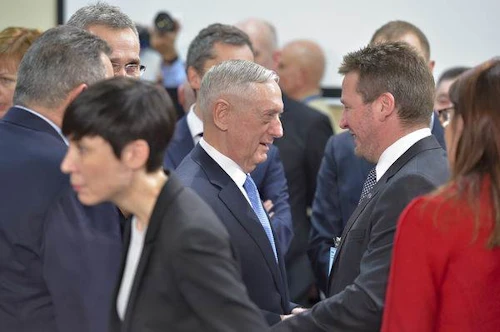 Guðlaugur Þór ræðir við James Mattis.
