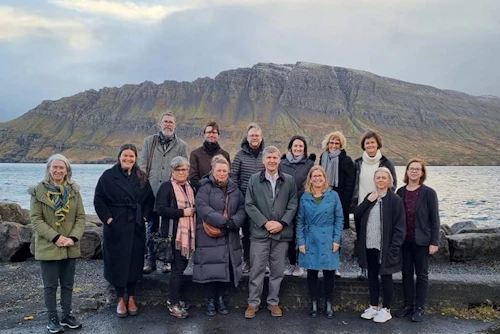 Stýrihópur Stjórnarráðsins um byggðamál, oftast kölluð sóknarnefndin, í heimsókn í Neskaupstað og með Hellisfjarðarmúla í baksýn, en Múlinn samvinnuhús heitir eftir fjallinu.
