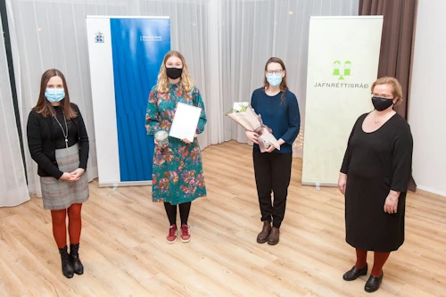 Katrín Jakobsdóttir, forsætisráðherra, Aðalbjörg Egilsdóttir, Sigrún Jónsdóttir og Silja Bára Ómarsdóttir, formaður Jafnréttisráðs. Aðalbjörg og Sigrún tóku við hvatningarviðurkenningu fyrir Loftslagsverkfall ungs fólks. 