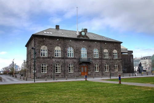 Alþingishúsið við Austurvöll.