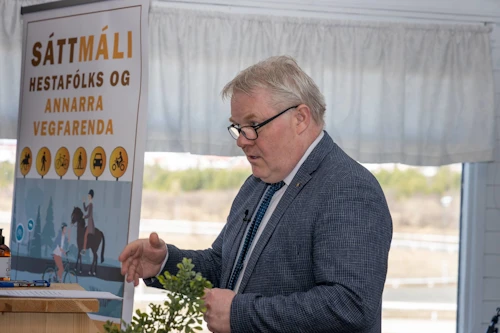 Sigurður Ingi Jóhannsson, samgöngu- og sveitarstjórnarráðherra, flytur ávarp við undirritun sáttmála milli hestafólks og annarra vegfarenda um umferðaröryggi.