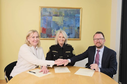 Þorbjörg S. Gunnlaugsdóttir, dómsmálaráðherra, Þóra Jónasdóttir, stjórnarformaður Bjarkarhlíðar og Ragnar Þór Ingólfsson, félags-og húsnæðismálaráðherra, eftir undirritun samningsins.
