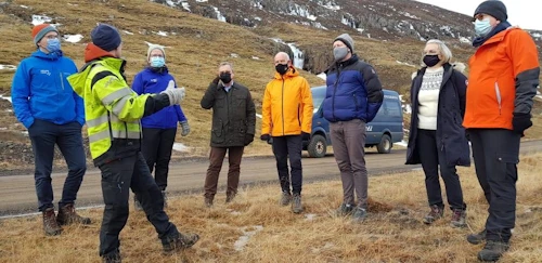 Guðmundur Ingi Guðbrandsson, umhverfis- og auðlindaráðherra í ferð ráðherra á Seyðisfjörð, ásamt starfsfólki ráðuneytisins og Birni Ingimarssyni bæjarstjóra Múlaþings og Ólafi Hr. Sigurðssyni fyrrverandi  bæjarstjóra Seyðisfjarðar.