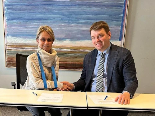 Halla Björk Reynisdóttir, formaður Vetraríþróttamiðstöðvar Íslands og Ásmundur Einar Daðason, mennta- og barnamálaráðherra, undirrita samning á Akureyri