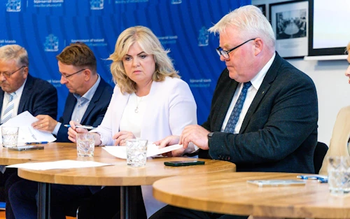 Sigurður Ingi Jóhannsson innviðaráðherra, Aldís Hafsteinsdóttir, formaður Sambands íslenskra sveitarfélaga, og Hermann Jónasson, forstjóri Húsnæðis- og mannvirkjastofnunar (HMS) skrifuðu með fleirum undir rammasamninginn.