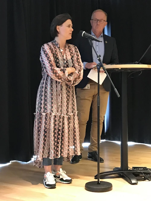 Hilma Hólmfríður Sigurðardóttir, verkefnastjóri fjölmenningarmála í Reykjanesbæ og Kjartan Már Kjartansson, bæjarstjóri Reykjanesbæjar.