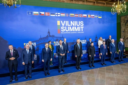 Fulltrúar B9 ríkjanna og Norðurlandanna ásamt Mark Rutte framkvæmdastjóra Atlantshafsbandalagsins og Volodómír Selenskí Úkraínuforseta..