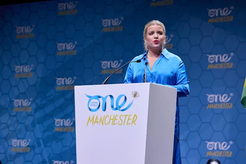 Áslaug Arna tekur við verðlaunum á One Young World ráðstefnunni