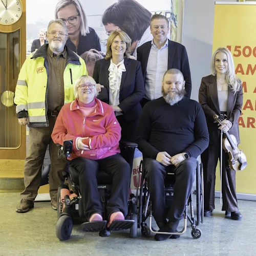 Þorleifur Gunnlaugsson framkvæmdastjóri Römpum upp Ísland, Valgerður Karlsdóttir íbúi á Hlein, Regína Ásvaldsdóttir bæjarstjóri Mosfellsbæjar, Pétur Magnússon forstjóri Reykjalundar, Haraldur Þorleifsson athafnamaður og forsprakki Römpum upp Ísland ásamt Grétu Salóme tónlistarkonu. 