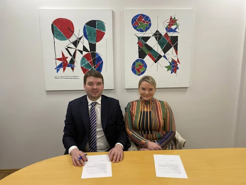 Á myndinni eru Kristín Ólafsdóttir, framkvæmdastjóri Píeta samtakanna og Ásmundur Einar Daðason, félags- og barnamálaráðherra við undirritun samningsins.