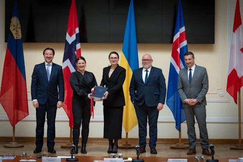 Frank Büchel, sendiherra Liechtenstein í Genf, Cecile Terese Myrseth, viðskipta- og iðnaðarráðherra Noregs, Yulia Svyrydenko, varaforsætisráðherra og efnahagsráðherra Úkraínu, Logi Einarsson, menningar-, nýsköpunar- og háskólaráðherra, og Jacques Gerber, fulltrúi svissneskra stjórnvalda gagnvart Úkraínu.