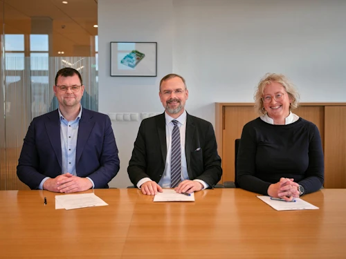 Helgi Gunnarsson, formaður Verkfræðingafélagsins, Daði Már Kristófersson, fjármála- og efnahagsráðherra og Ragnhildur Helgadóttir, rektor Háskólans í Reykjavík, undirrituðu samkomulagið.