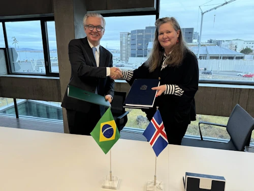 Bergdís Ellertsdóttir, sendiherra og staðgengill ráðuneytisstjóra utanríkisráðuneytisins, og Rodrigo de Azeredo Santos sendiherra handsala samninginn.