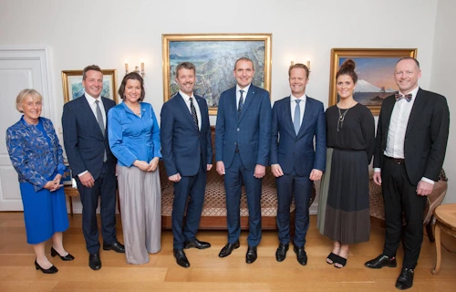 Kirsten Rosenvold Geelan, sendiherra Danmerkur á Íslandi, Guðlaugur Þór Þórðarson, utanríkis- og þróunarsamvinnuráðherra, Eliza Reid, forsetafrú, Friðrik krónprins Danmerkur, Guðni Th. Jóhannesson, forseti Íslands, Þórdís Kolbrún Reykfjörð Gylfadóttir, ferðamála-, iðnaðar-, og nýsköpunarráðherra og Guðmundur Ingi Guðbrandsson, umhverfis- og auðlindaráðherra, á Bessastöðum.