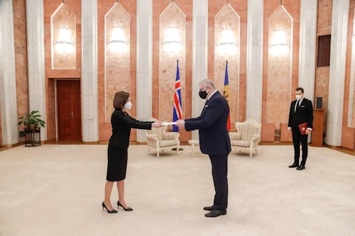 Maia Sandu forseti Moldóvu og Árni Þór Sigurðsson sendiherra í forsetahöllinni í Kísínev
