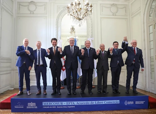 Fulltrúar EFTA og Mercosur-ríkjanna eftir að tilkynnt var um samkomulagið í Buenos Aires í dag.