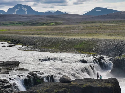 Ferðamenn við Gýgjarfoss í Jökulfalli á Kili.