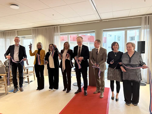 Klippt á borðann í dag. Sigurður Hreinsson, verkefnastjóri framkvæmdanna, María Fjóla Harðardóttir, forstjóri Hrafnistu, Inga Sæland fyrrum félags- og húsnæðismálaráðherra, Alma D. Möller, heilbrigðisráðherra, Kjartan Már Kjartansson, bæjarstjóri Reykjanesbæjar, Aríel Pétursson, formaður Sjómannadagsráðs, Þuríður Elísdóttir, forstöðumaður Hrafnistu á Nesvöllum, og Sigríður Bjarnadóttir, íbúi á nýja heimilinu á Nesvöllum.