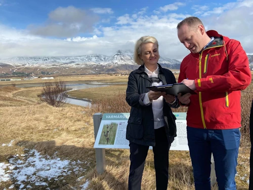 Guðmundur Ingi Guðbrandsson, umhverfis- og auðlindaráðherra, og Sigríður Auður Arnardóttir ráðuneytisstjóri undirrita friðlýsinguna.