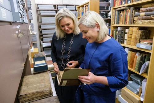 Guðrún Nordal forstöðumaður Árnastofnunar og Lilja Alfreðsdóttir mennta- og menningarmálaráðherra