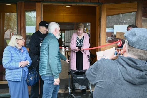 Edda Guðmundsdóttir íbúi að Sólheimum sem vígði rampinn 
