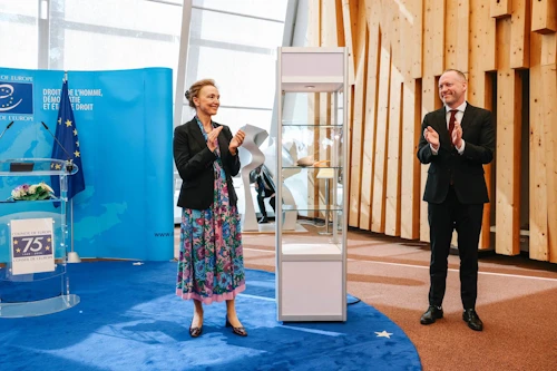 Guðmundur Ingi Guðbrandsson, félags- og vinnumarkaðsráðherra, afhendir Evrópuráðinu verðlaunagripinn. Marija Buric, framkvæmdastjóri Evrópuráðsins, er með honum á myndinni. 