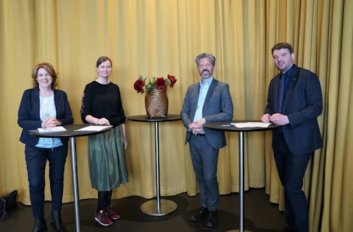 Frá undirritun samningsins