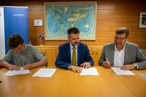 Martin Eyjólfsson, Magnús Bjarnason og Gústav Magnússon við undirritun samningsins.