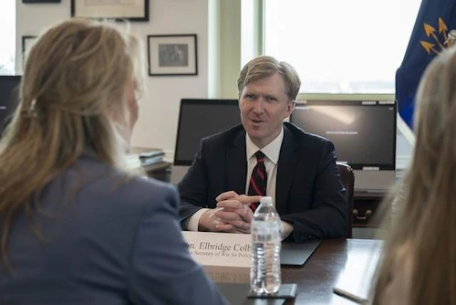 Í Pentagon hitti utanríkisráðherra Eldbridge Colby aðstoðarvarnarmálaráðherra.