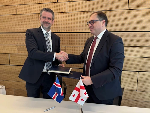 Martin Eyjólfsson, ráðuneytisstjóri utanríkisráðuneytisins, og Givi Davitashvili, flugmálastjóri Georgíu, handsala samninginn