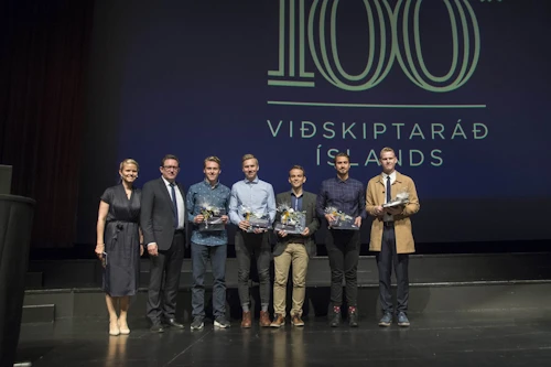 Ráðherra ásamt verðlaunahöfum og framkvæmdastjóra Viðskiptaráðs