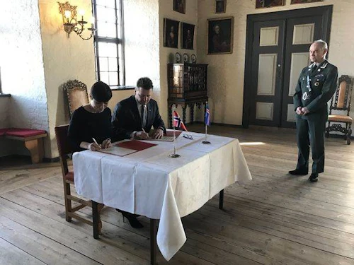 Guðlaugur Þór og Ine Eriksen Søreide undirrita samkomulagið.