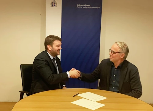 Ásmundur Einar Daðason, mennta- og barnamálaráðherra, og Þorvar Hafsteinsson, formaður Heimilis og skóla, við undirritun samnings