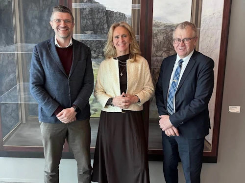 Þorgerður Katrín Gunnarsdóttir utanríkisráðherra ásamt Jóni Páli Hreinssyni, bæjarstjóra Bolungarvíkurkaupstaðar, og Jóni B. Guðnasyni framkvæmdastjóra varnarmálasviðs Landhelgisgæslu Íslands.