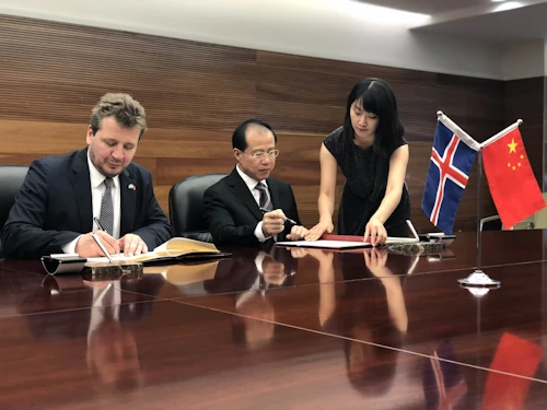 Guðlaugur Þór og Fu Ziying aðstoðarviðskiptaráðherra skrifa undir samninginnn