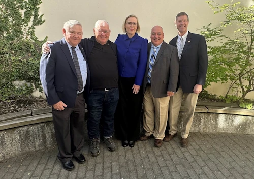 Gary Copsey flugstjóri, Sigmar Björnsson úr áhöfn Goðans, Guðrún Hafsteinsdóttir dómsmálaráðherra, John Blumentritt flugstjóri og Gary Henderson flugmaður. 