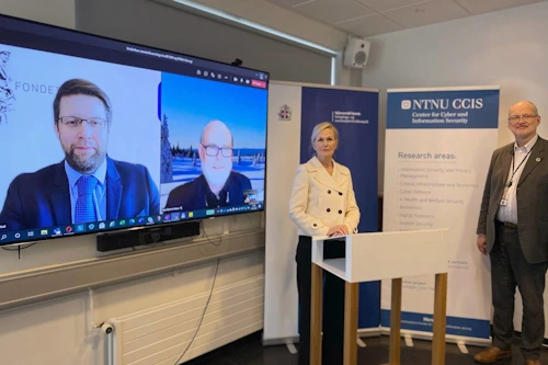 Frá undirritun samstarfssamningsins. Frá vinstri eru Nils Kalstad, deildarstjóri upplýsingaöryggis- og fjarskiptadeildar Norska tækniháskólans, NTNU, Inge Øystein Moen, yfirráðgjafi við samvinnusetrið CCIS, sem hefur séð um undirbúning samninga, Ragnhildur Hjaltadóttir, ráðuneytisstjóri, og Dr. Sigurður Emil Pálsson, sérfræðingur í ráðuneytinu og formaður Netörygissráðs.