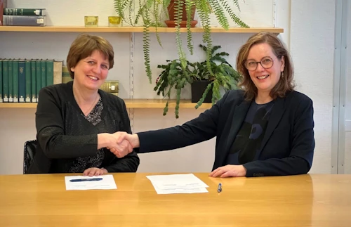 Ragnheiður I. Þórarinsdóttir rektor Landbúnaðarháskólans og Svandís Svavarsdóttir matvælaráðherra handsala samkomulagið. 