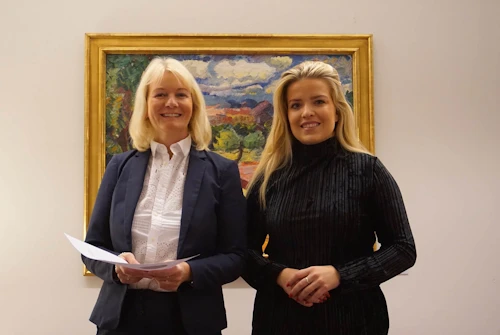 Áslaug Arna Sigurbjörnsdóttir, dómsmálaráðherra afhenti Inveldi Einarsdóttur skipunarbréf hæstaréttardómara.